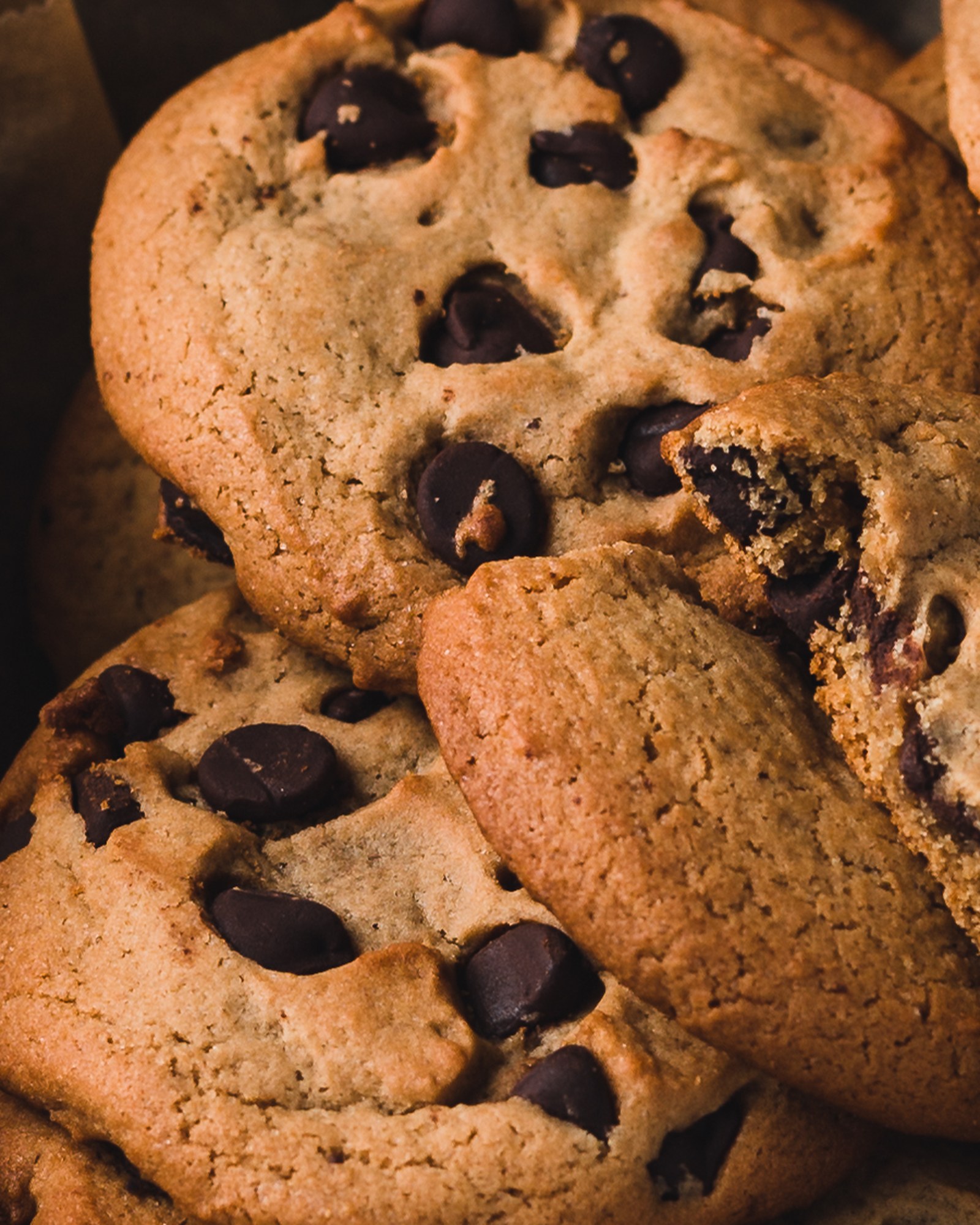 Detalle macro del chocolate de una cookie clásica